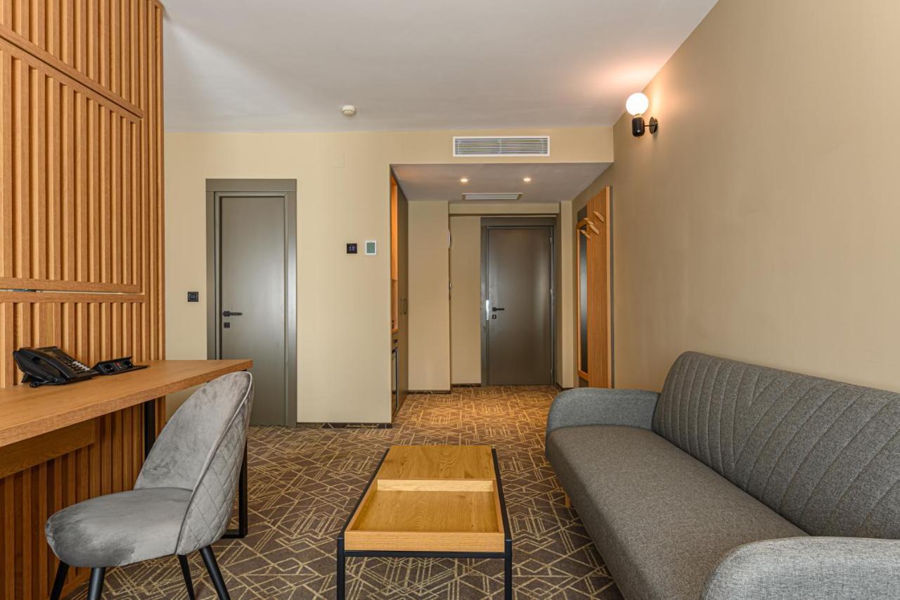 Hotel Central Pascani エクステリア 写真