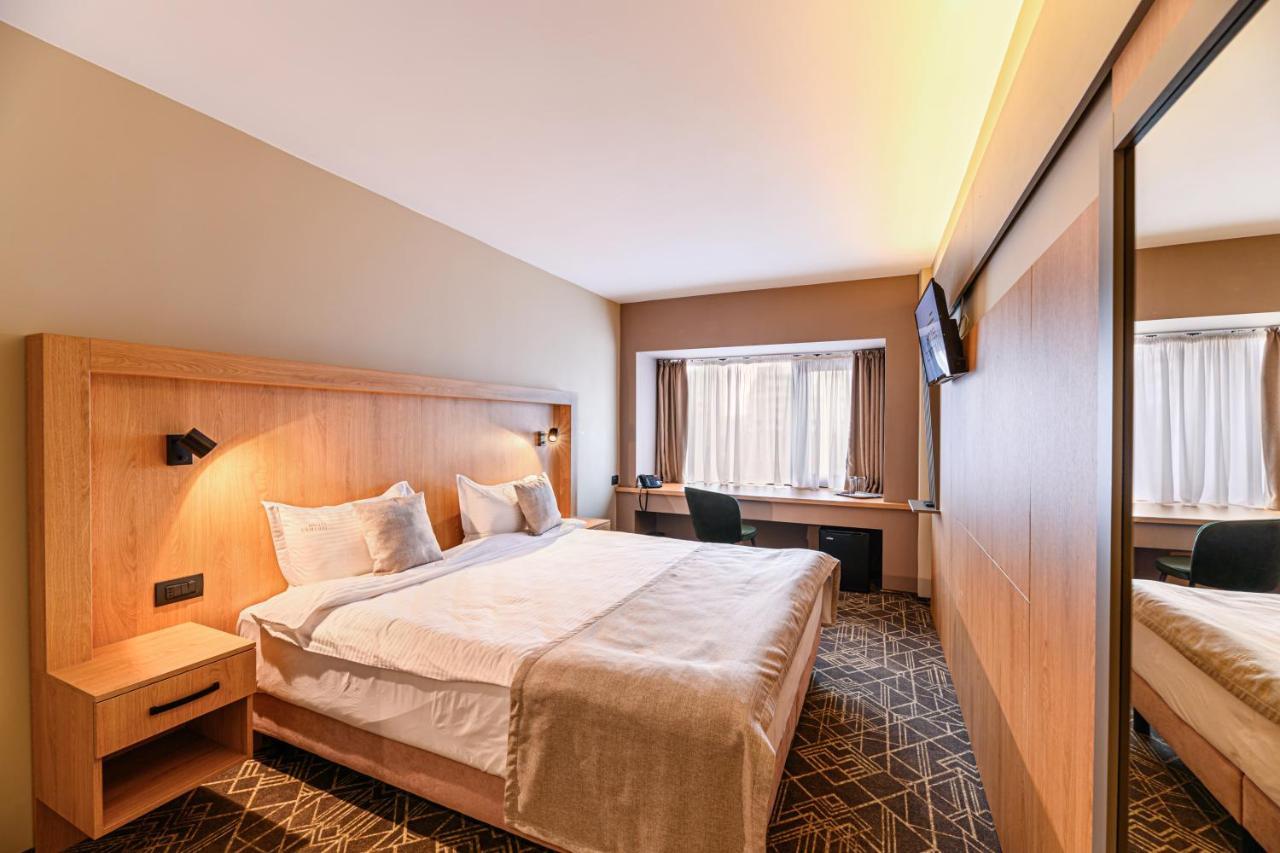 Hotel Central Pascani エクステリア 写真